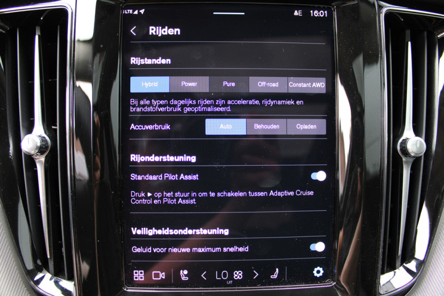 Volvo XC60 2.0 T8 Plug-in hybrid AWD Plus Dark | Luchtvering | 360 | H&K | Trekhaak
