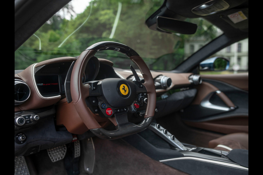 Ferrari 812 Superfast | Atelier Car | Blu Swaters | Veel alcantara! | Lift | JBL | Carbon Driver Zone | Briljante configuratie