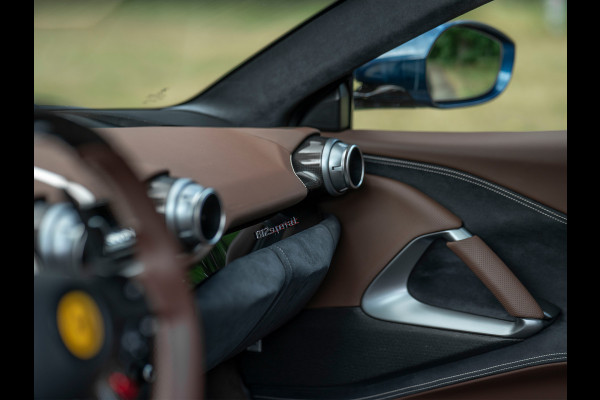 Ferrari 812 Superfast | Atelier Car | Blu Swaters | Veel alcantara! | Lift | JBL | Carbon Driver Zone | Briljante configuratie