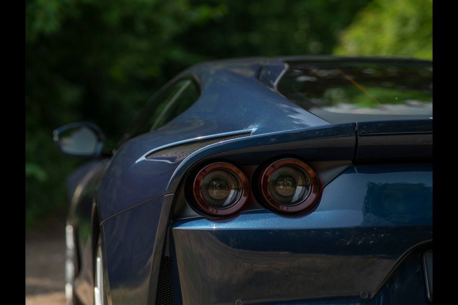 Ferrari 812 Superfast | Atelier Car | Blu Swaters | Veel alcantara! | Lift | JBL | Carbon Driver Zone | Briljante configuratie