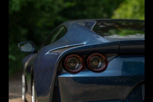 Ferrari 812 Superfast | Atelier Car | Blu Swaters | Veel alcantara! | Lift | JBL | Carbon Driver Zone | Briljante configuratie