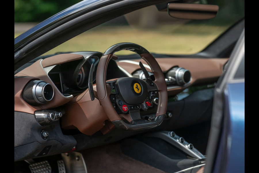 Ferrari 812 Superfast | Atelier Car | Blu Swaters | Veel alcantara! | Lift | JBL | Carbon Driver Zone | Briljante configuratie