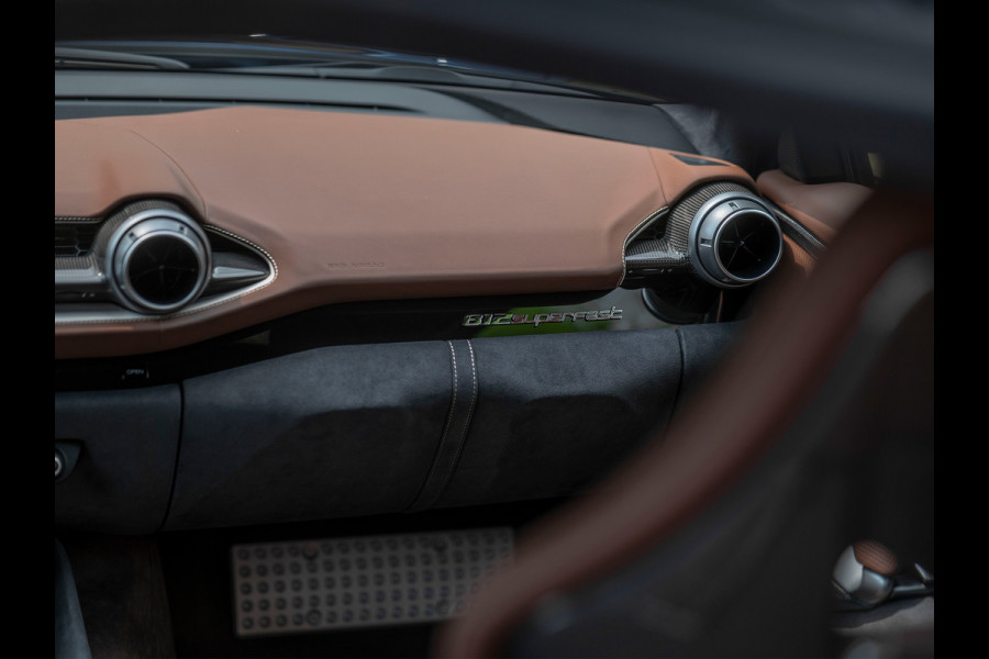 Ferrari 812 Superfast | Atelier Car | Blu Swaters | Veel alcantara! | Lift | JBL | Carbon Driver Zone | Briljante configuratie