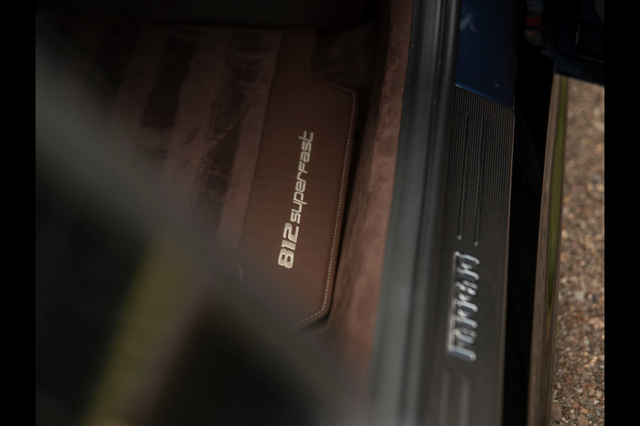 Ferrari 812 Superfast | Atelier Car | Blu Swaters | Veel alcantara! | Lift | JBL | Carbon Driver Zone | Briljante configuratie