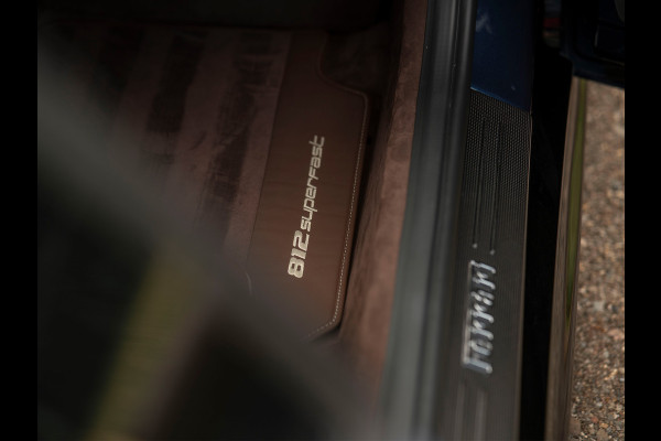 Ferrari 812 Superfast | Atelier Car | Blu Swaters | Veel alcantara! | Lift | JBL | Carbon Driver Zone | Briljante configuratie