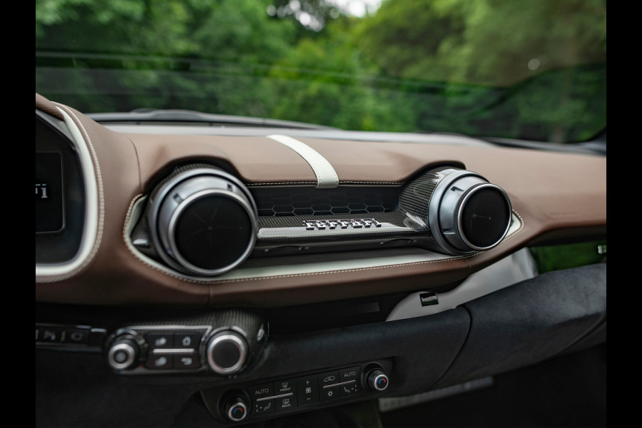 Ferrari 812 Superfast | Atelier Car | Blu Swaters | Veel alcantara! | Lift | JBL | Carbon Driver Zone | Briljante configuratie