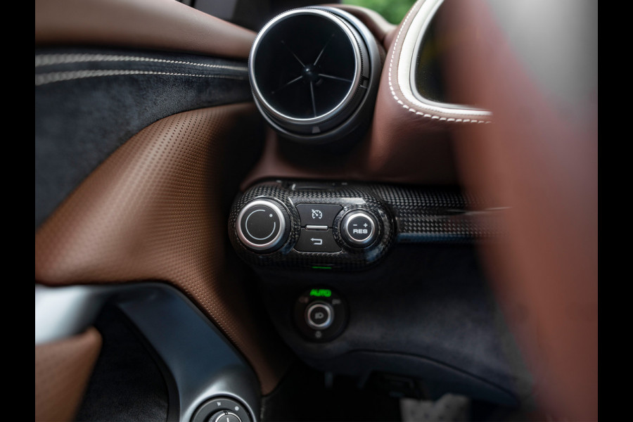 Ferrari 812 Superfast | Atelier Car | Blu Swaters | Veel alcantara! | Lift | JBL | Carbon Driver Zone | Briljante configuratie