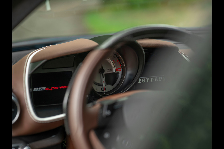 Ferrari 812 Superfast | Atelier Car | Blu Swaters | Veel alcantara! | Lift | JBL | Carbon Driver Zone | Briljante configuratie
