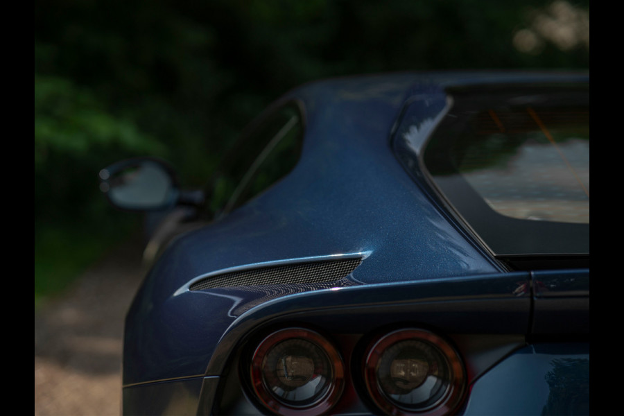 Ferrari 812 Superfast | Atelier Car | Blu Swaters | Veel alcantara! | Lift | JBL | Carbon Driver Zone | Briljante configuratie