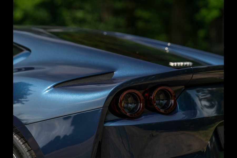 Ferrari 812 Superfast | Atelier Car | Blu Swaters | Veel alcantara! | Lift | JBL | Carbon Driver Zone | Briljante configuratie