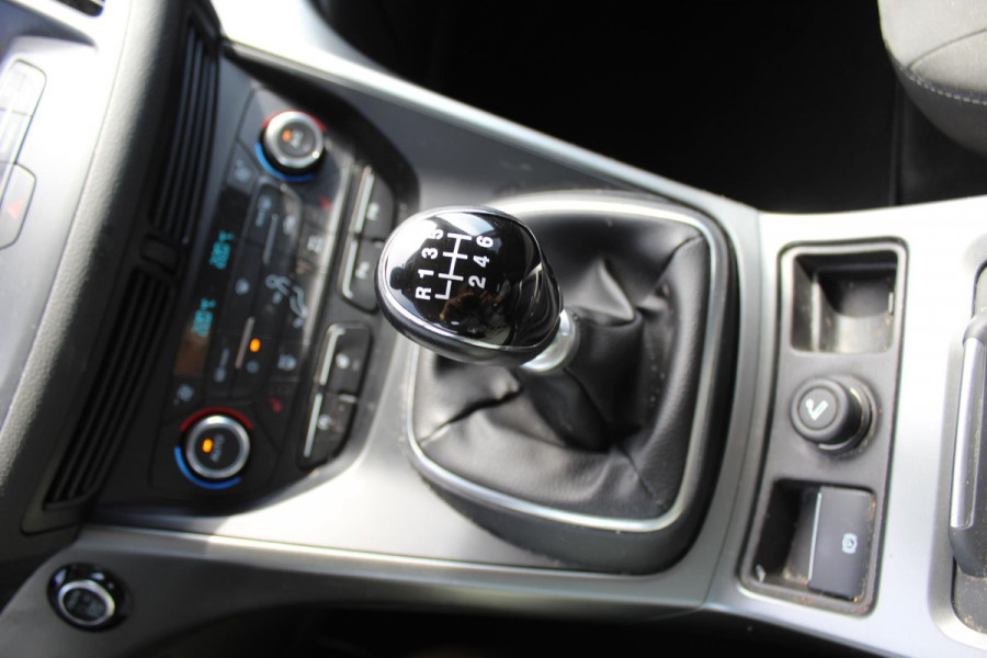 Ford Kuga 1.5 EcoBoost Titanium prijs is incl btw CAMERA TREKHAAK VERWARMBARE STOELEN MULTIMEDIA