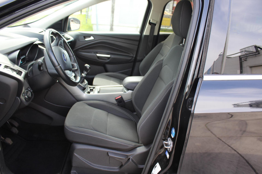 Ford Kuga 1.5 EcoBoost Titanium prijs is incl btw CAMERA TREKHAAK VERWARMBARE STOELEN MULTIMEDIA