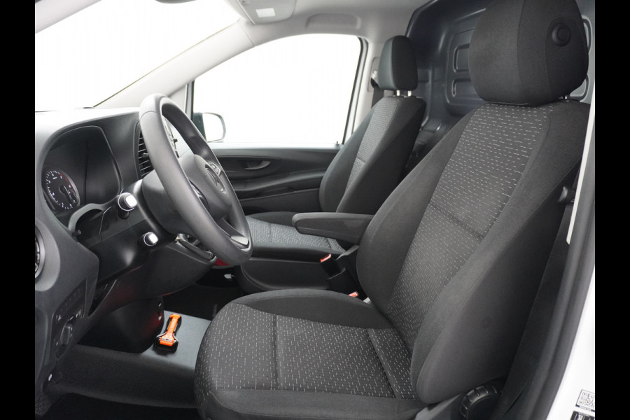 Mercedes-Benz Vito 116CDI 164PK Lang Navi PDC-v+a Camera ParkAssist Trekhaak Airco-CruiseC. Regen-Lichtsensor Bluetooth Schuifdeur Betonplex vloer Wandbetimmering + LedVerlichte-laadruim Dimlicht-Assist Tempmatik Warmtewerend-Glas Elektr-Spiegels+Verwarmd  2.000kg Trekvermogen 1e Eigenaar Nwe Model BlueTec gen 3  EURO 6 CI
