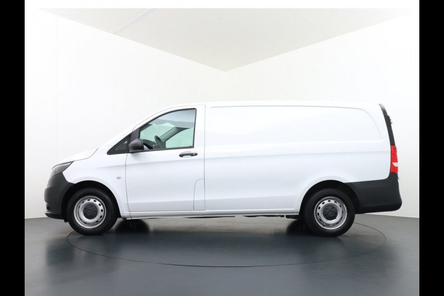 Mercedes-Benz Vito 116CDI 164PK Lang Navi PDC-v+a Camera ParkAssist Trekhaak Airco-CruiseC. Regen-Lichtsensor Bluetooth Schuifdeur Betonplex vloer Wandbetimmering + LedVerlichte-laadruim Dimlicht-Assist Tempmatik Warmtewerend-Glas Elektr-Spiegels+Verwarmd  2.000kg Trekvermogen 1e Eigenaar Nwe Model BlueTec gen 3  EURO 6 CI