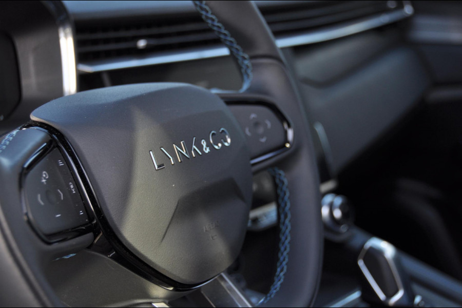 Lynk & Co 01 1.5 Lynk & Co 01 / 360 camera / Adaptieve cruise control/ Elektrische stoelen/ BLIS/ Stoelverwarming/ Elektrische achterklep/ Climate control/ Parkeersensoren met camera/ Regensensor/ Keyless entry