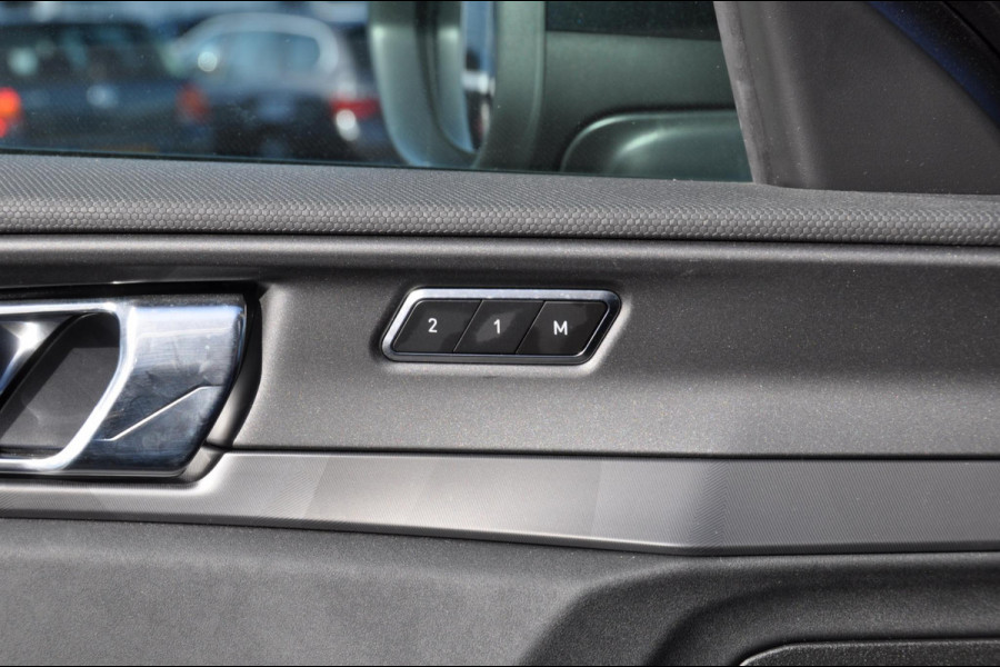 Lynk & Co 01 1.5 Lynk & Co 01 / 360 camera / Adaptieve cruise control/ Elektrische stoelen/ BLIS/ Stoelverwarming/ Elektrische achterklep/ Climate control/ Parkeersensoren met camera/ Regensensor/ Keyless entry