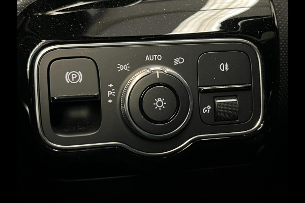 Mercedes-Benz A-Klasse 180 / AMG / Pano / NL-auto / Widescreen