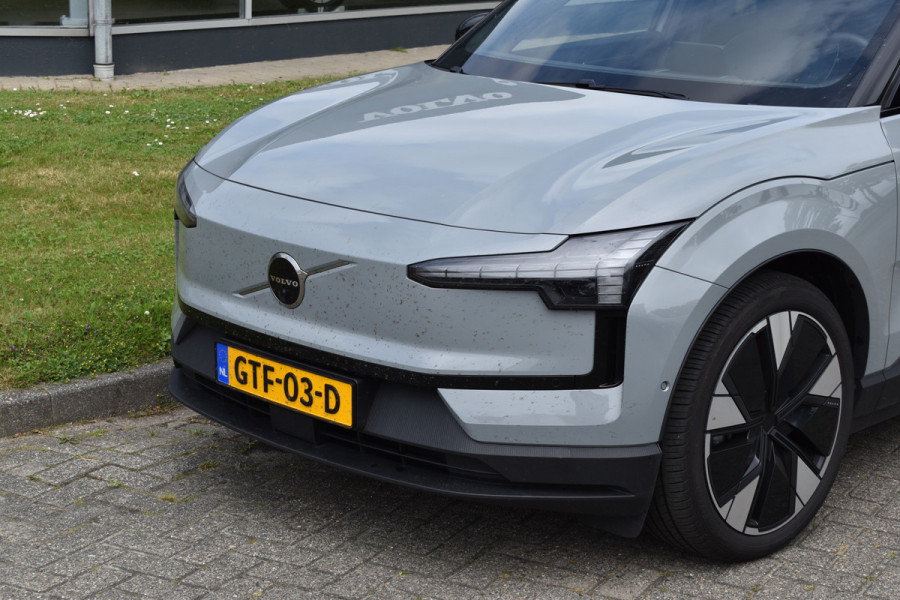 Volvo EX30 Single Motor Extended Range Ultra 69 kWh | Stoelverwarming | Glazen dak | ACC | Elektr. stoel | 360 camera