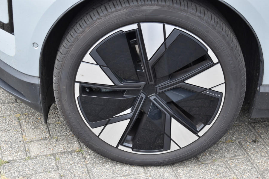 Volvo EX30 Single Motor Extended Range Ultra 69 kWh | Stoelverwarming | Glazen dak | ACC | Elektr. stoel | 360 camera