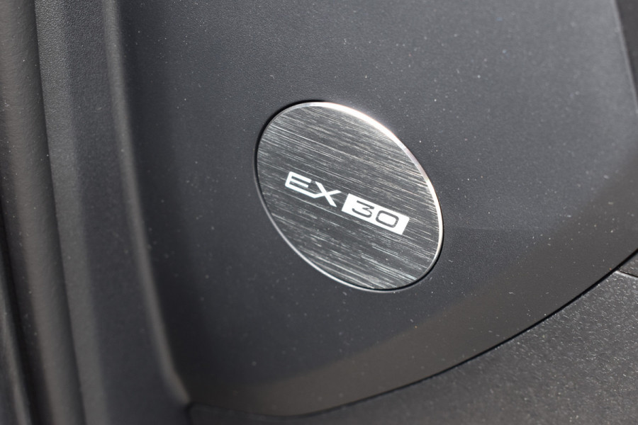 Volvo EX30 Single Motor Extended Range Ultra 69 kWh | Stoelverwarming | Glazen dak | ACC | Elektr. stoel | 360 camera
