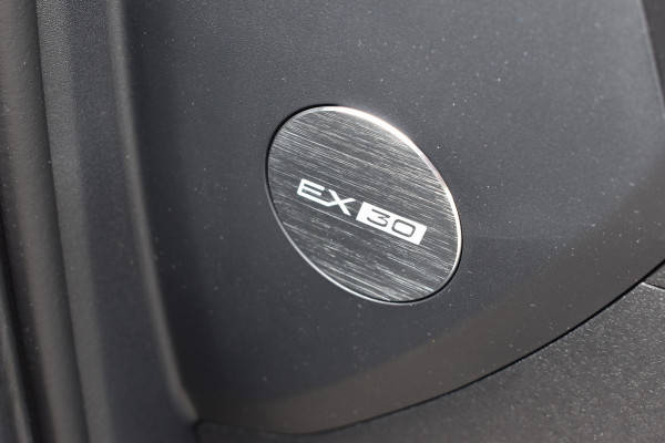 Volvo EX30 Single Motor Extended Range Ultra 69 kWh | Stoelverwarming | Glazen dak | ACC | Elektr. stoel | 360 camera