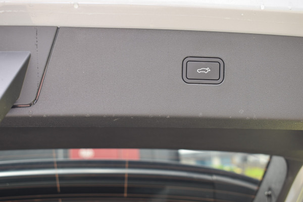 Volvo EX30 Single Motor Extended Range Ultra 69 kWh | Stoelverwarming | Glazen dak | ACC | Elektr. stoel | 360 camera