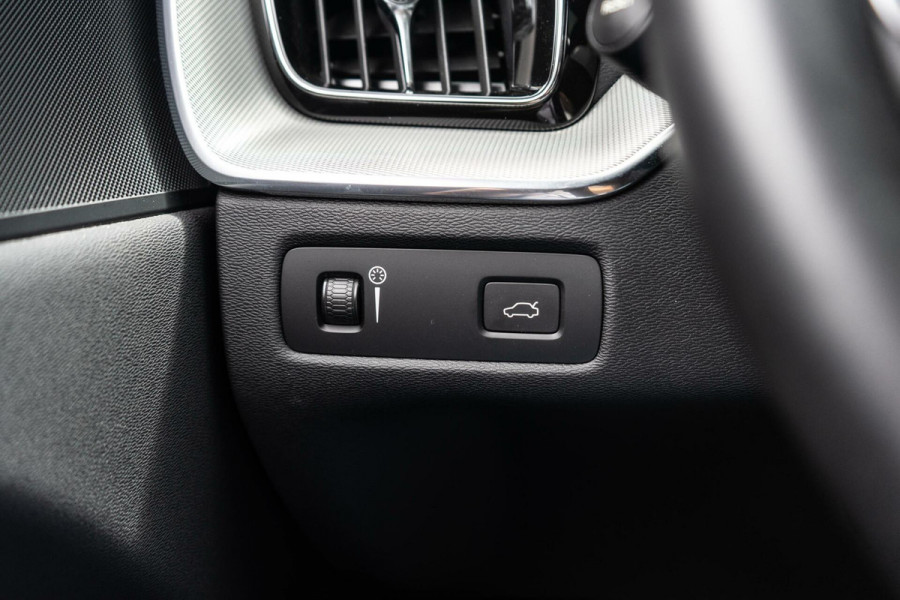 Volvo XC60 2.0 B4 R-Design Pano / Memory / 360