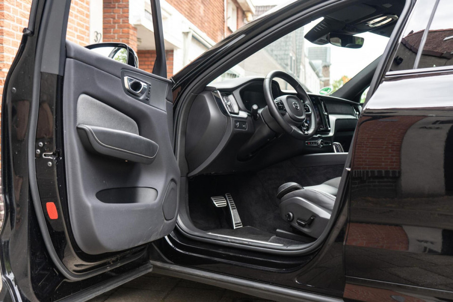 Volvo XC60 2.0 B4 R-Design Pano / Memory / 360