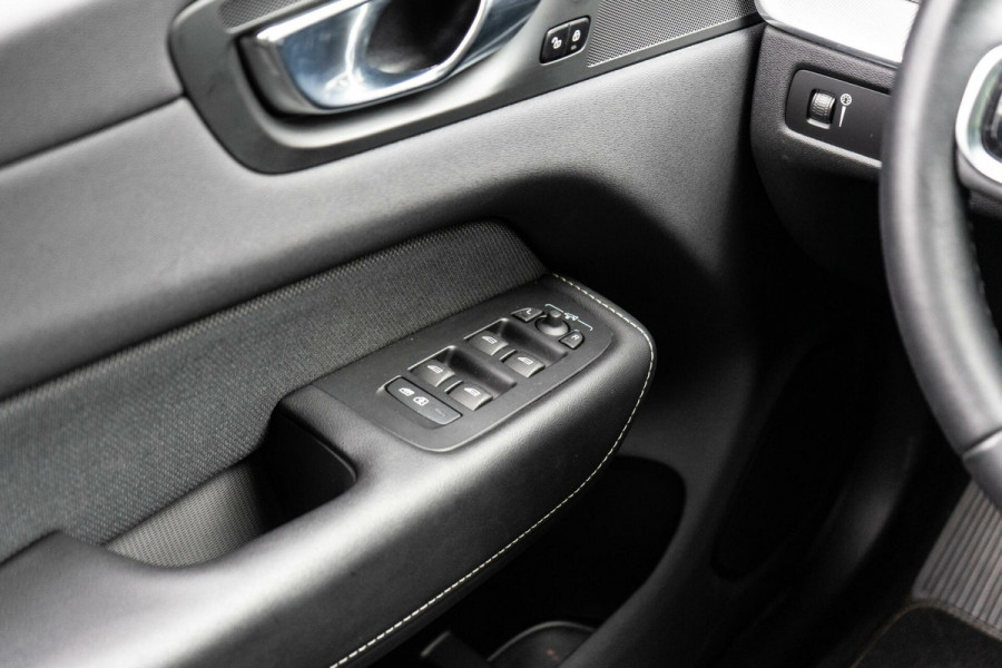 Volvo XC60 2.0 B4 R-Design Pano / Memory / 360
