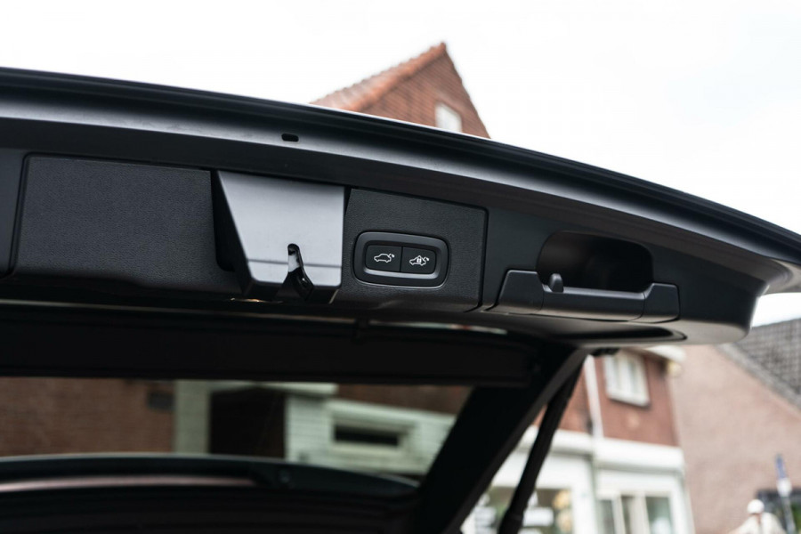 Volvo XC60 2.0 B4 R-Design Pano / Memory / 360