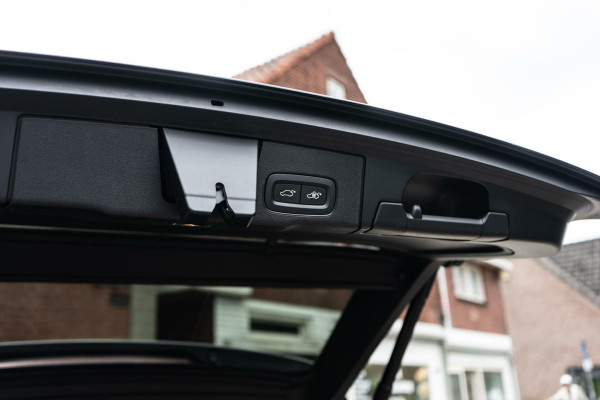 Volvo XC60 2.0 B4 R-Design Pano / Memory / 360