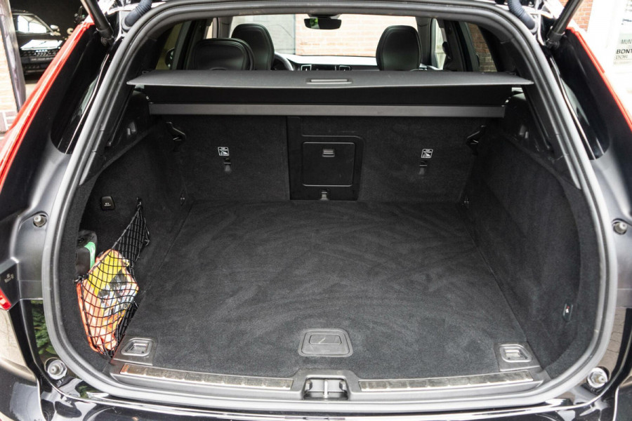 Volvo XC60 2.0 B4 R-Design Pano / Memory / 360