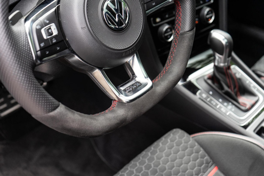 Volkswagen Golf 2.0 TSI GTI Performance Pano / ACC / Camera