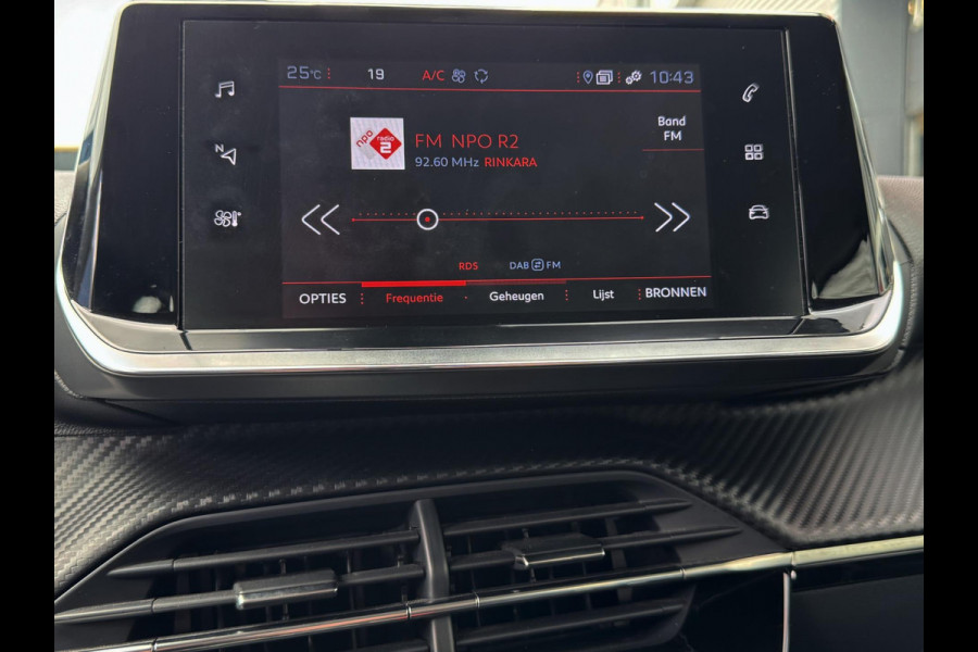 Peugeot 2008 1.2 PureTech Allure 131PK - Navigatie I LED/PDC I Achteruitrij camera I Airco I Sport velgen I Dealer onderhouden