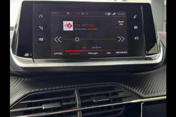 Peugeot 2008 1.2 PureTech Allure 131PK - Navigatie I LED/PDC I Achteruitrij camera I Airco I Sport velgen I Dealer onderhouden