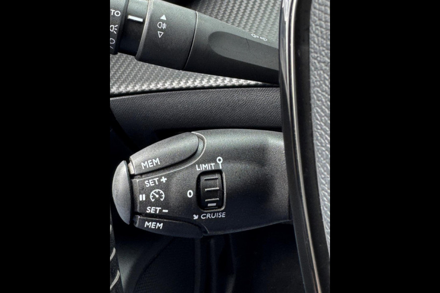 Peugeot 2008 1.2 PureTech Allure 131PK - Navigatie I LED/PDC I Achteruitrij camera I Airco I Sport velgen I Dealer onderhouden
