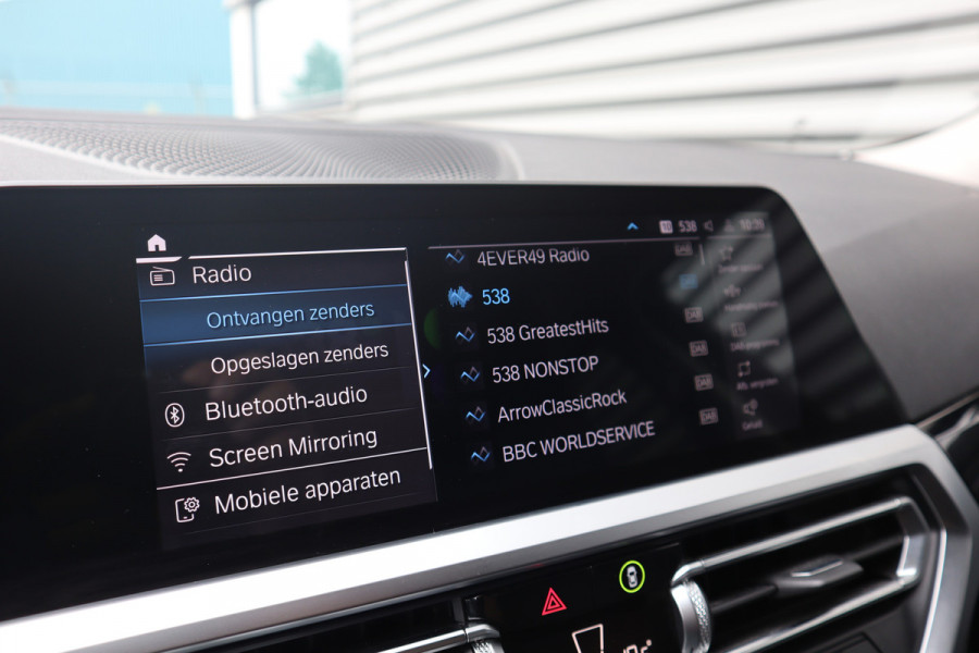 BMW 3 Serie Touring 330e Business Edition Plus Harman Kardon / Camera / Trekhaak /