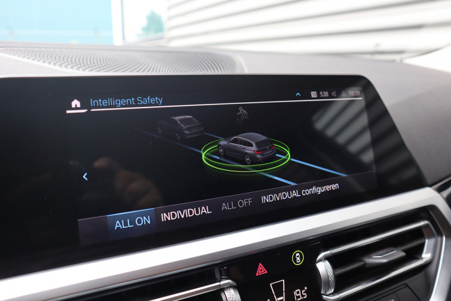 BMW 3 Serie Touring 330e Business Edition Plus Harman Kardon / Camera / Trekhaak /