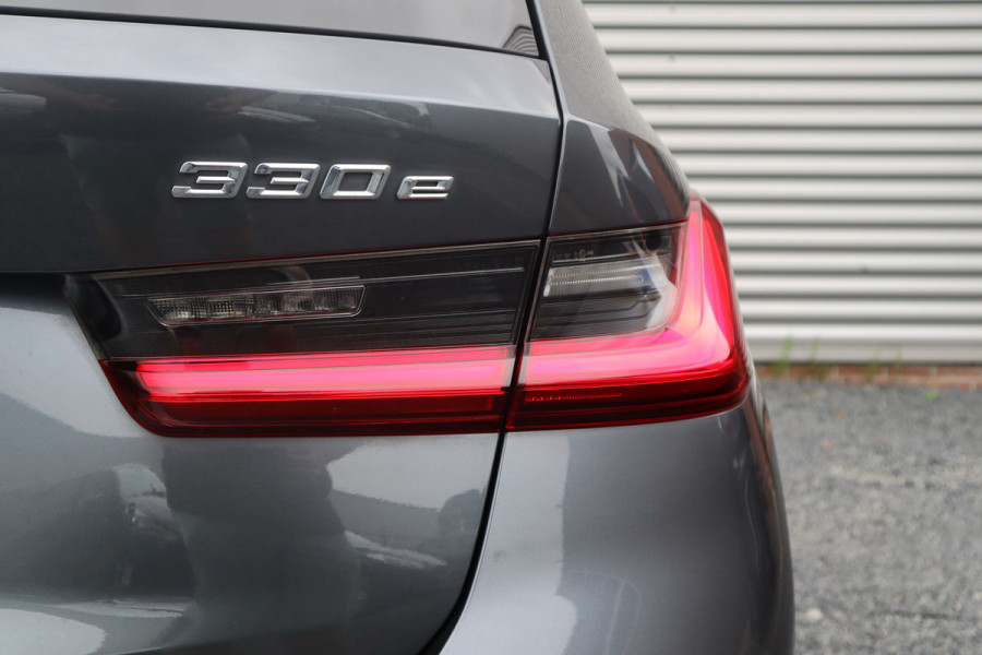 BMW 3 Serie Touring 330e Business Edition Plus Harman Kardon / Camera / Trekhaak /