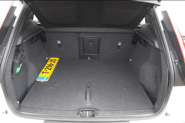 Volvo XC40 232PK Automaat Recharge Ultimate 70 KwH / Trekhaak / Adaptieve cruise control / BLIS / Parkeersensoren met 360 camera / Elektrische stoelen / Apple carplay / elektrische achterklep / Harman kardon audio
