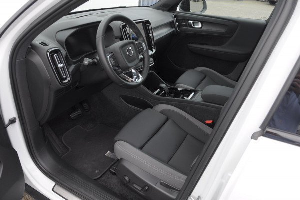 Volvo XC40 232PK Automaat Recharge Ultimate 70 KwH / Trekhaak / Adaptieve cruise control / BLIS / Parkeersensoren met 360 camera / Elektrische stoelen / Apple carplay / elektrische achterklep / Harman kardon audio
