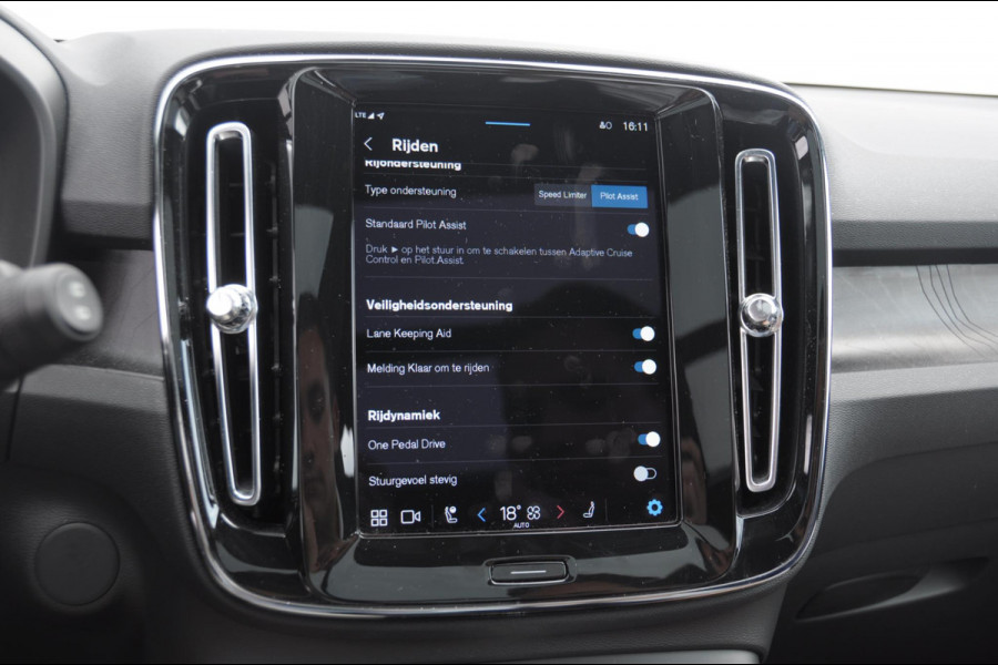 Volvo XC40 232PK Automaat Recharge Ultimate 70 KwH / Trekhaak / Adaptieve cruise control / BLIS / Parkeersensoren met 360 camera / Elektrische stoelen / Apple carplay / elektrische achterklep / Harman kardon audio