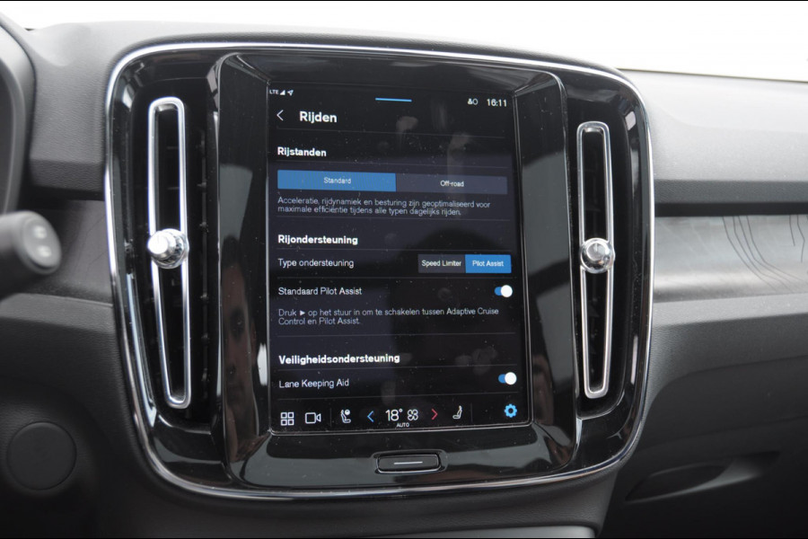 Volvo XC40 232PK Automaat Recharge Ultimate 70 KwH / Trekhaak / Adaptieve cruise control / BLIS / Parkeersensoren met 360 camera / Elektrische stoelen / Apple carplay / elektrische achterklep / Harman kardon audio