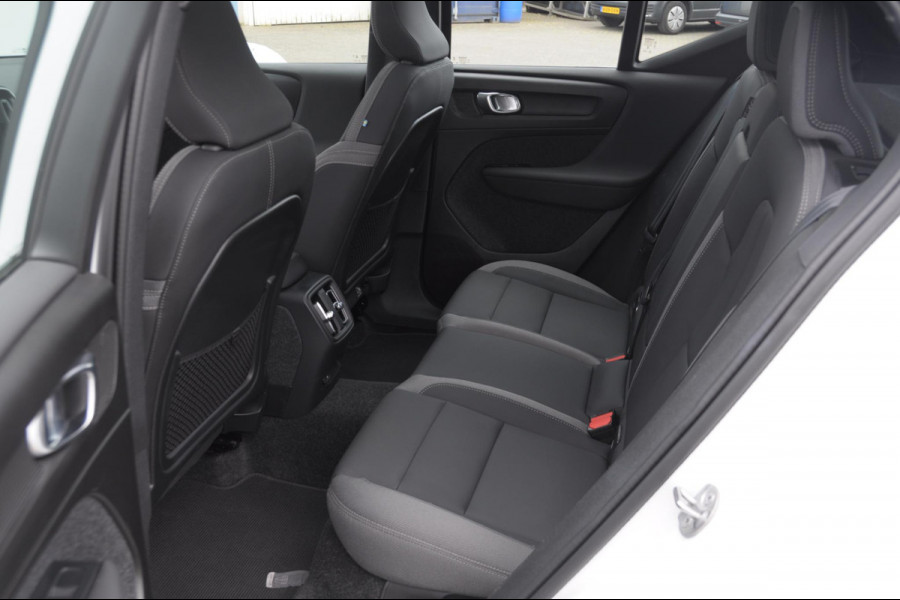 Volvo XC40 232PK Automaat Recharge Ultimate 70 KwH / Trekhaak / Adaptieve cruise control / BLIS / Parkeersensoren met 360 camera / Elektrische stoelen / Apple carplay / elektrische achterklep / Harman kardon audio
