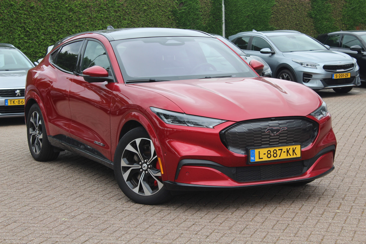Ford Mustang Mach-E Extended First Edition AWD 98 kWh / Glascoating / Trekhaak / Panoramadak / Camera / Leder / 19'' / B&O / Keyless / DAB / Dodehoek / ACC / Navigatie / Sfeerverlichting / Stoelverwarming Ford Mustang Mach-E Extended First Edition AWD 98 kWh / Glascoating / Trekhaak / Panoramadak / Camera / Leder / 19'' / B&O / Keyless / DAB / Dodehoek / ACC / Navigatie / Sfeerverlichting / Stoelverwarming