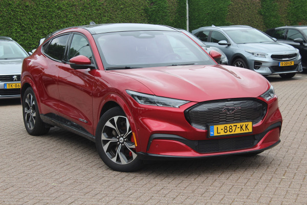 Ford Mustang Mach-E Extended First Edition AWD 98 kWh / Glascoating / Trekhaak / Panoramadak / Camera / Leder / 19'' / B&O / Keyless / DAB / Dodehoek / ACC / Navigatie / Sfeerverlichting / Stoelverwarming
