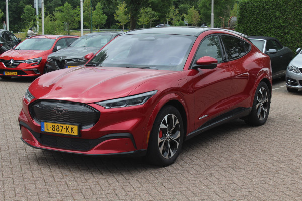 Ford Mustang Mach-E Extended First Edition AWD 98 kWh / Glascoating / Trekhaak / Panoramadak / Camera / Leder / 19'' / B&O / Keyless / DAB / Dodehoek / ACC / Navigatie / Sfeerverlichting / Stoelverwarming