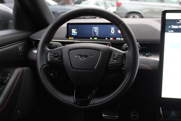 Ford Mustang Mach-E Extended First Edition AWD 98 kWh / Glascoating / Trekhaak / Panoramadak / Camera / Leder / 19'' / B&O / Keyless / DAB / Dodehoek / ACC / Navigatie / Sfeerverlichting / Stoelverwarming