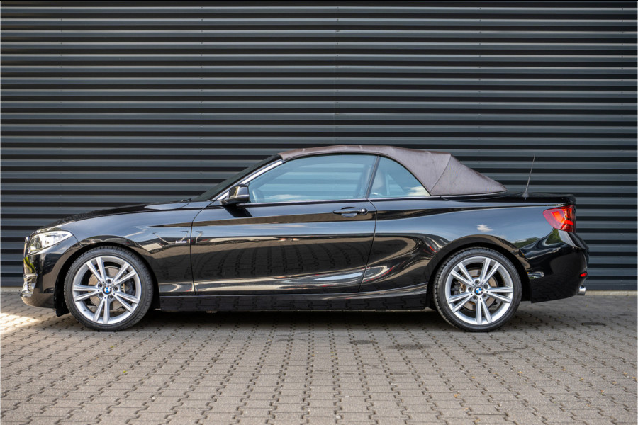 BMW 2 Serie Cabrio 220i Luxury Line Xenon - M Sport stuurwiel - Sportstoel