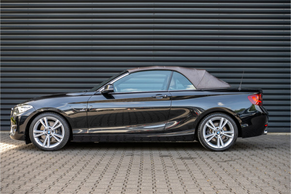 BMW 2 Serie Cabrio 220i Luxury Line Xenon - M Sport stuurwiel - Sportstoel
